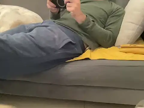 4small4inchlol online show from April 1, 9:00 am