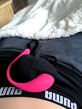 Snapshot of geilehecke1 chatting on February 25, 8:36 am geilehecke1 online show from February 25, 8:36 am