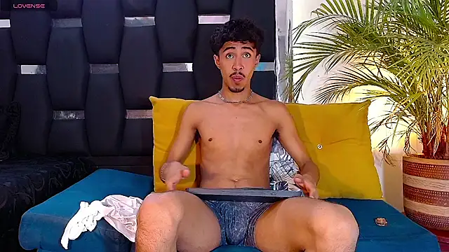 Snapshot of RyanRizzo chatting on January 23, 4:59 pm RyanRizzo online show from January 23, 4:59 pm