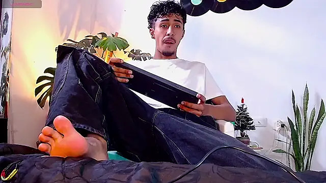 Snapshot of RyanRizzo chatting on December 15, 4:15 pm RyanRizzo online show from December 15, 4:15 pm