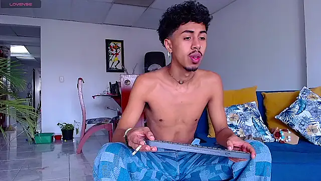 Snapshot of RyanRizzo chatting on January 12, 6:59 pm RyanRizzo online show from January 12, 6:59 pm