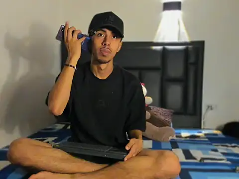 Snapshot of RyanRizzo chatting on October 15, 12:51 am RyanRizzo online show from October 15, 12:51 am