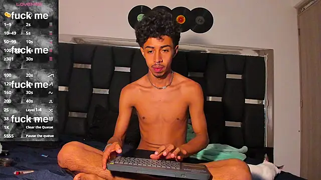 Snapshot of RyanRizzo chatting on March 10, 6:27 am RyanRizzo online show from March 10, 6:27 am