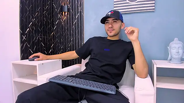 Liam crox online show from December 24, 8:16 pm