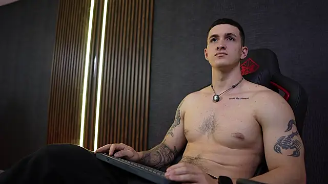 JacksonOlsenn online show from February 3, 8:47 pm