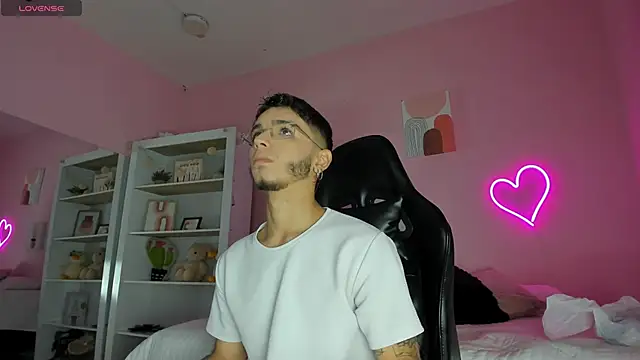 Ian Castillo  online show from March 8, 11:11 am