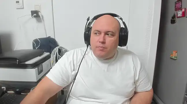 Snapshot of BigromeoXX chatting on December 23, 6:05 pm BigromeoXX online show from December 23, 6:05 pm