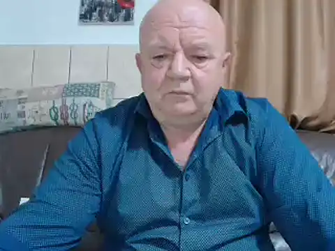 Snapshot of fullballs6 chatting on December 17, 3:17 am fullballs6 online show from December 17, 3:17 am