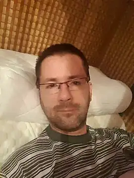 Snapshot of riskybusiness9090 chatting on December 15, 6:51 am riskybusiness9090 online show from December 15, 6:51 am