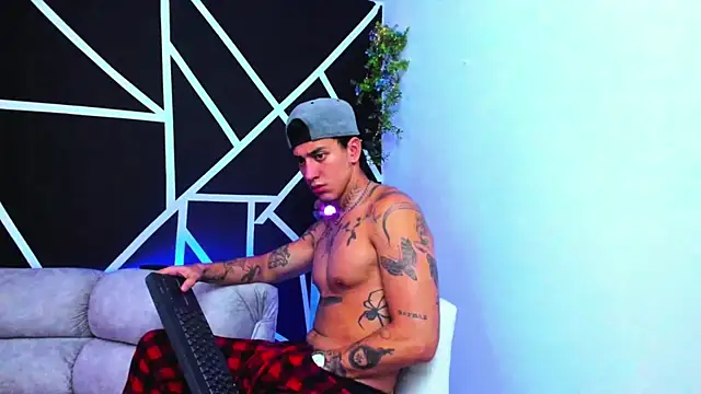 JUSTIN FULLER1 online show from February 9, 2:18 pm