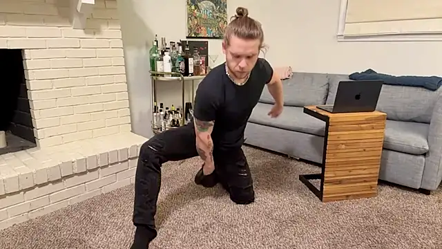 Snapshot of DaddydayDrinkzz chatting on December 30, 5:37 am DaddydayDrinkzz online show from December 30, 5:37 am