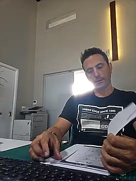 Snapshot of Lucas___81 chatting on October 18, 9:25 am Lucas 81 online show from October 18, 9:25 am