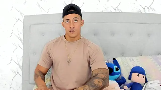 luigiferrara online show from December 14, 7:03 pm