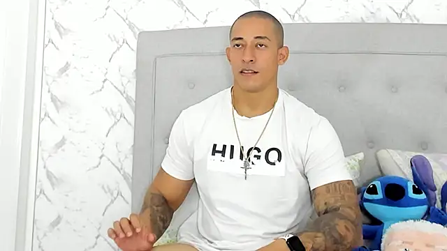 luigiferrara online show from December 19, 10:00 pm