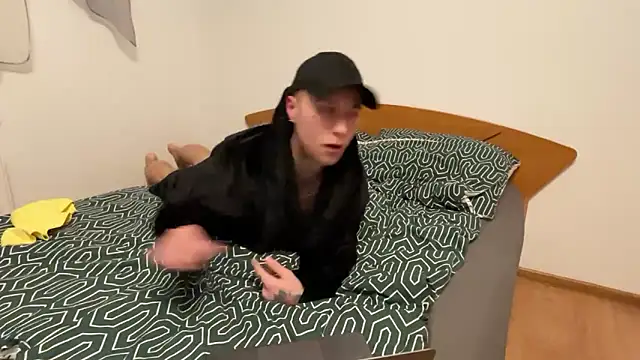 Snapshot of Antik chatting on February 12, 11:30 pm Antik online show from February 12, 11:30 pm