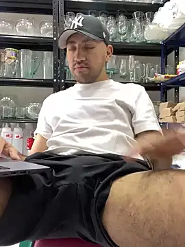 JuanZapata33 online show from December 11, 5:54 pm