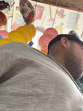 JuanZapata33 online show from November 23, 8:20 pm