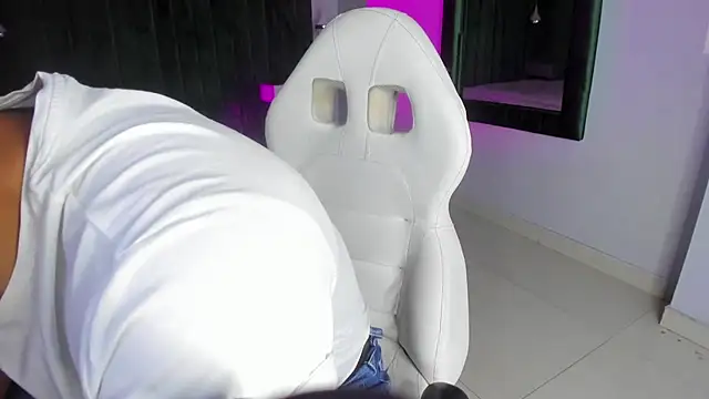 Snapshot of Lucii_fer_ chatting on October 22, 11:47 am Lucii fer online show from October 22, 11:47 am