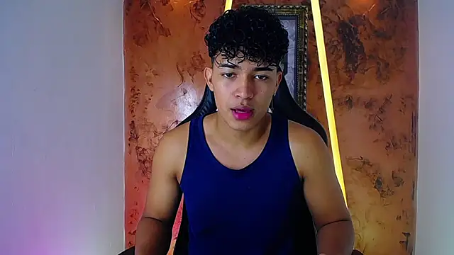 Snapshot of jamescurli_ chatting on February 17, 9:13 am jamescurli  online show from February 17, 9:13 am