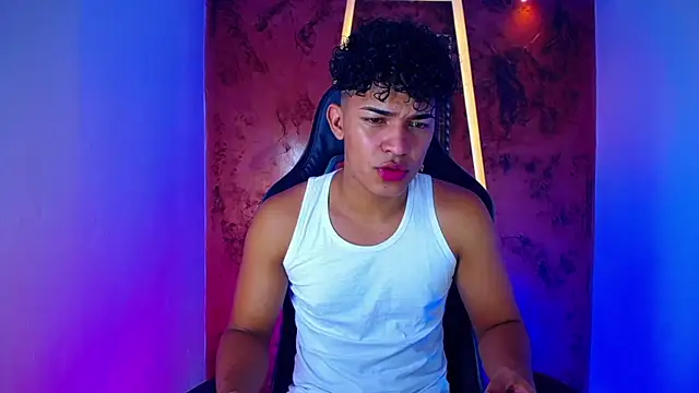 Snapshot of jamescurli_ chatting on February 21, 3:56 am jamescurli  online show from February 21, 3:56 am
