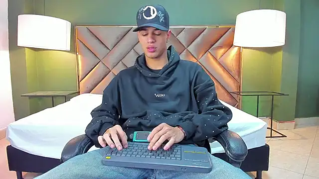 Snapshot of Tyler_Rodriguez chatting on October 23, 10:02 pm Tyler Rodriguez online show from October 23, 10:02 pm
