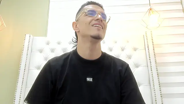 DAVID VICTORIAA online show from October 18, 1:05 pm