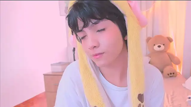 AllanYong18 online show from December 21, 8:17 pm