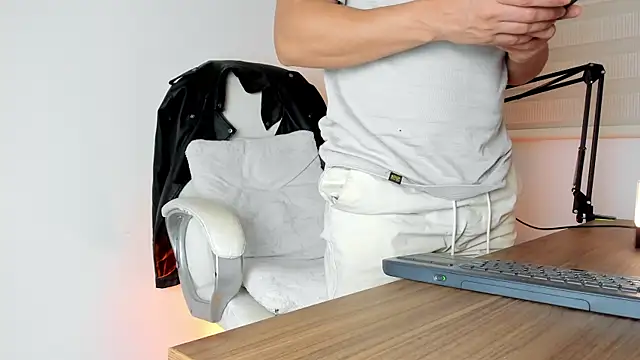 Snapshot of Fraannco chatting on January 23, 12:57 am Fraannco online show from January 23, 12:57 am