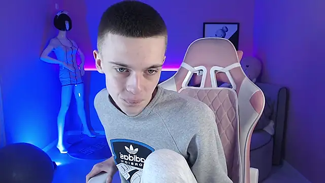 Chris  Brown online show from March 19, 6:44 pm