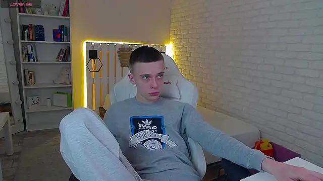 Chris  Brown online show from March 14, 5:57 pm