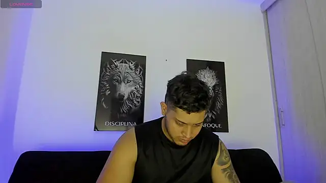 Snapshot of JohanSmith chatting on October 31, 12:23 am JohanSmith online show from October 31, 12:23 am