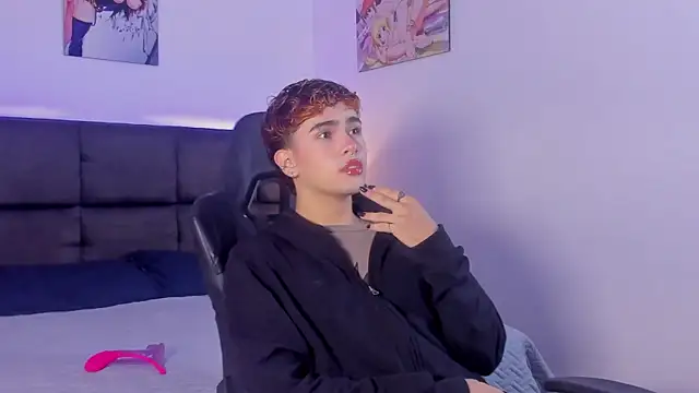 Aiiden 15 online show from October 25, 1:24 pm