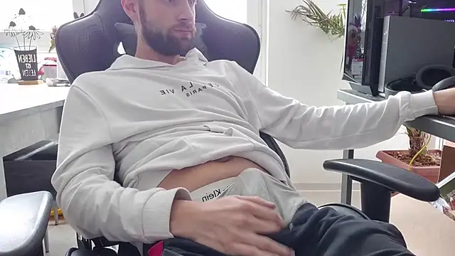 ademandjulia online show from February 5, 12:23 pm