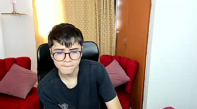 Snapshot of liam_orion chatting on February 19, 6:32 pm liam orion online show from February 19, 6:32 pm