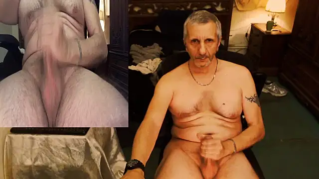 Snapshot of maxdaddy690 chatting on October 27, 10:45 pm maxdaddy690 online show from October 27, 10:45 pm