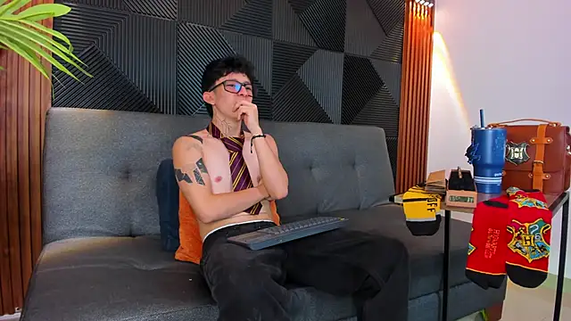 troy rouge online show from March 22, 7:09 pm