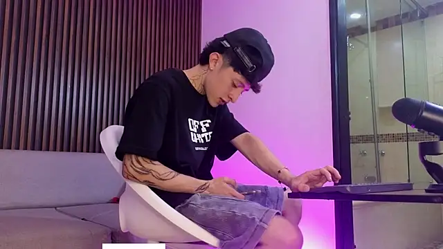 troy rouge online show from September 15, 7:37 pm