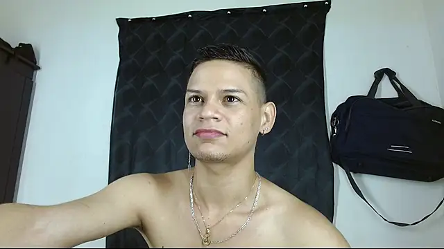 Snapshot of axce1_boy24 chatting on October 17, 12:31 pm axce1 boy24 online show from October 17, 12:31 pm