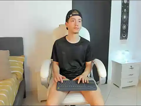 ThiagooJames online show from March 2, 11:45 pm