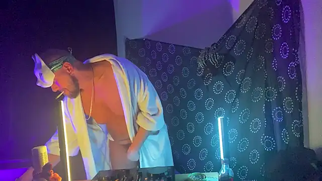 DjDiCKmannOnE online show from April 2, 10:39 pm