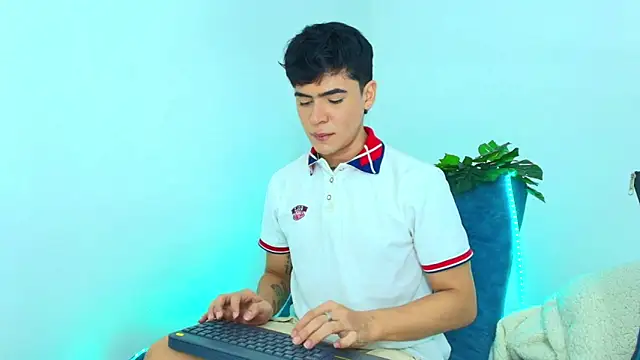 CamiiGuzmanX online show from November 10, 8:25 pm