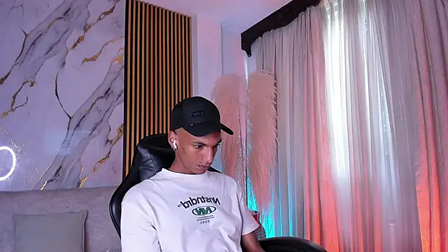 JulienSaint online show from November 7, 12:30 pm