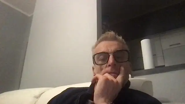 Axl hot online show from November 22, 7:57 pm