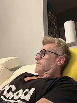 Axl hot online show from February 19, 11:23 pm