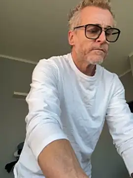 Axl hot online show from February 24, 10:38 am