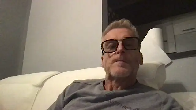 Axl hot online show from November 5, 5:37 pm