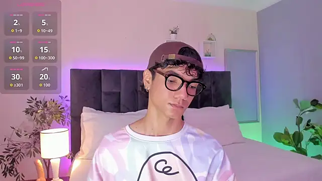 Phillicious   online show from December 4, 10:28 pm