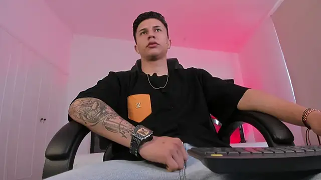 liaamsmiith  online show from December 3, 12:00 pm