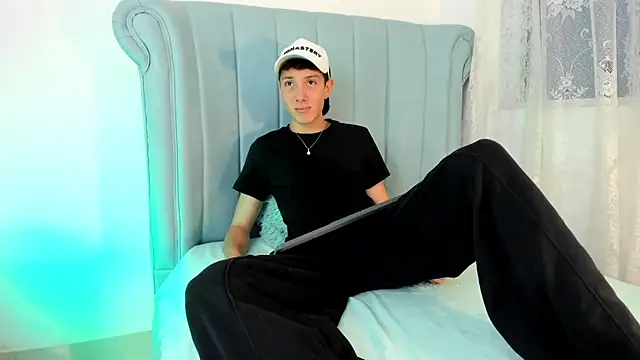 LittleDanny  online show from February 10, 8:57 pm