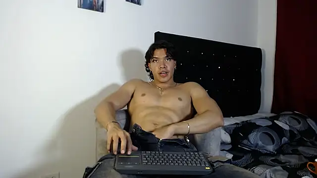 adriel escalante online show from December 22, 4:20 am